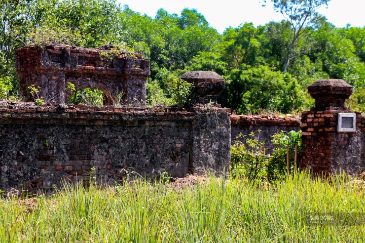 After hundreds of years of exposure to sun and rain, the tomb area has been greatly damaged, and the ramparts have been seriously degraded.