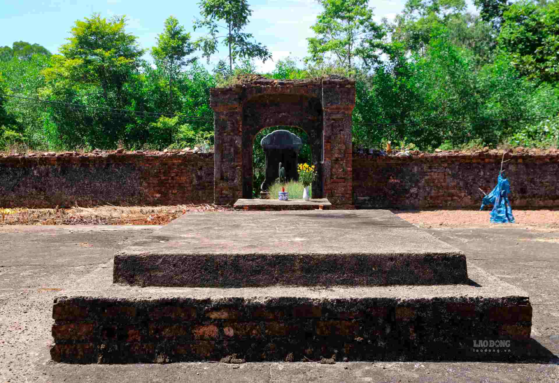 The entrance gate to the mausoleum is a model gate for the remaining tombs of the 9 Nguyen lords.