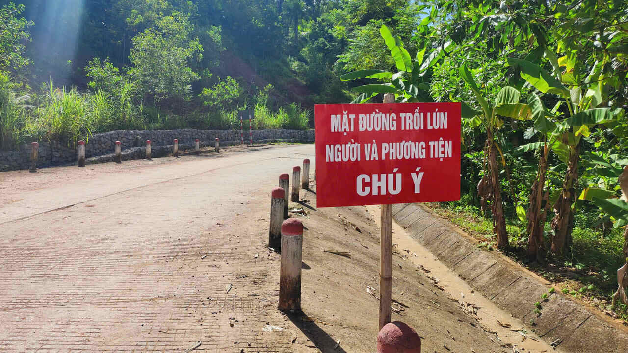 The landslide on the road poses a direct threat to the safety of people's lives, vehicles and traffic infrastructure at Km16+350 of Provincial Road 439 in Mai Chau district.