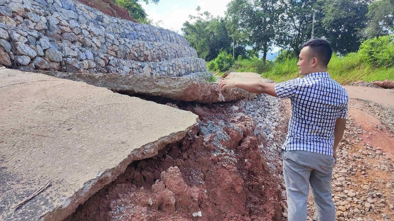 Not only that, next to the roadside is a drainage ditch and a positive slope about 2m high, causing potential traffic safety risks and making it difficult for people to travel.