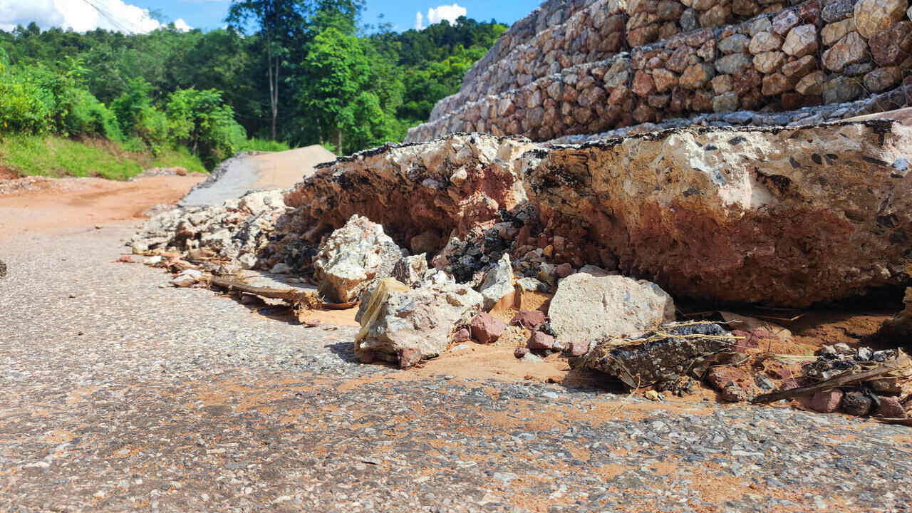 Specifically, at the site of the landslide, the road surface had many cracks in the foundation, road surface and slides stretching tens of meters.