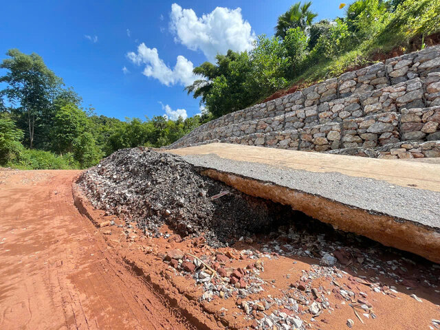 According to the assessment of the authorities, the above cracks are showing signs of continuing to develop, potentially posing a risk of landslides that could push the entire stone embankment system, affecting the lives of traffic participants.