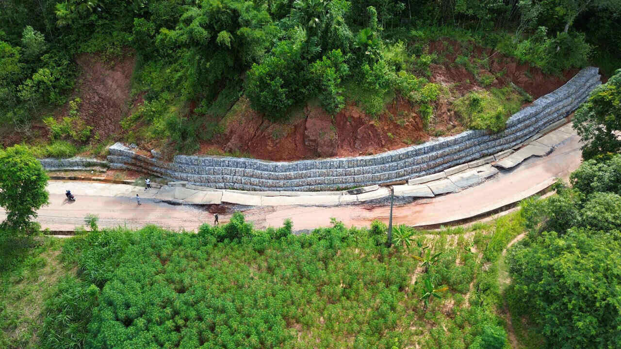 Recently, Hoa Binh has announced a natural disaster emergency to respond to, handle and overcome landslides on provincial road 439 due to the impact of prolonged heavy rain and storm No. 2.