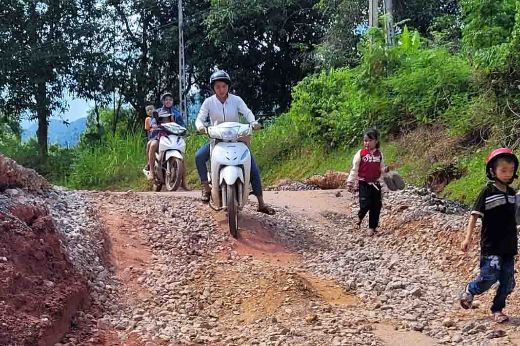 On August 28, according to Lao Dong Newspaper, at Km16+350, Provincial Road 439 in Bao La Commune, Mai Chau District, the roadbed was completely damaged. Currently, vehicles have to move on the right side of the road, with a width of 3m, just enough for one lane.