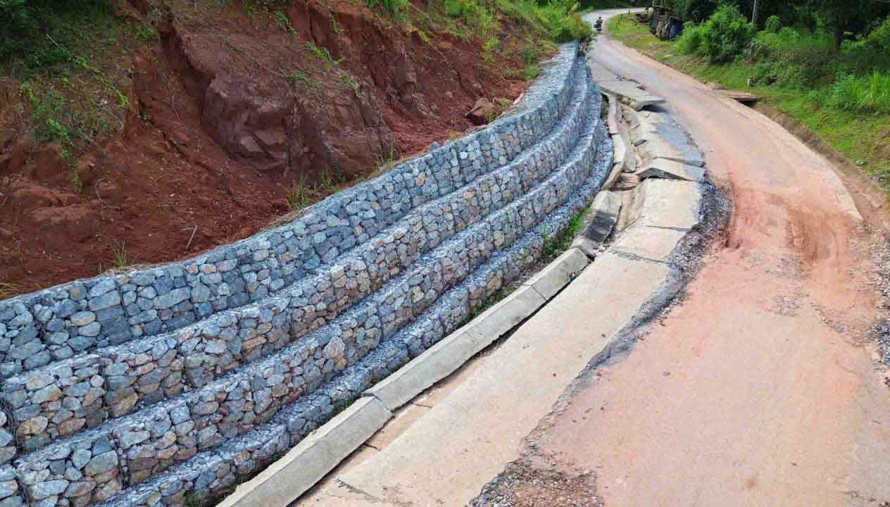 The cracks are showing signs of growing larger, posing a potential risk of landslides that could push the entire gabion revetment system. Photo: Dang Tinh