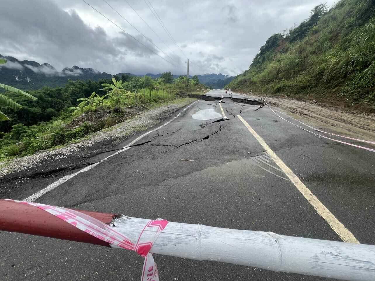 Previously, on August 6, the People's Committee of Hoa Binh province also announced a natural disaster emergency to respond to and repair damage to traffic infrastructure from Km27+700 to Km28+500 of provincial road 435 due to the impact of prolonged heavy rain and storm No. 2 from July 15 to July 28. Photo: Minh Nguyen