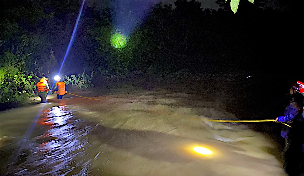 Authorities search for a person who was swept away by floodwaters and died in Tanh Linh district in 2023. Photo: Duy Tuan