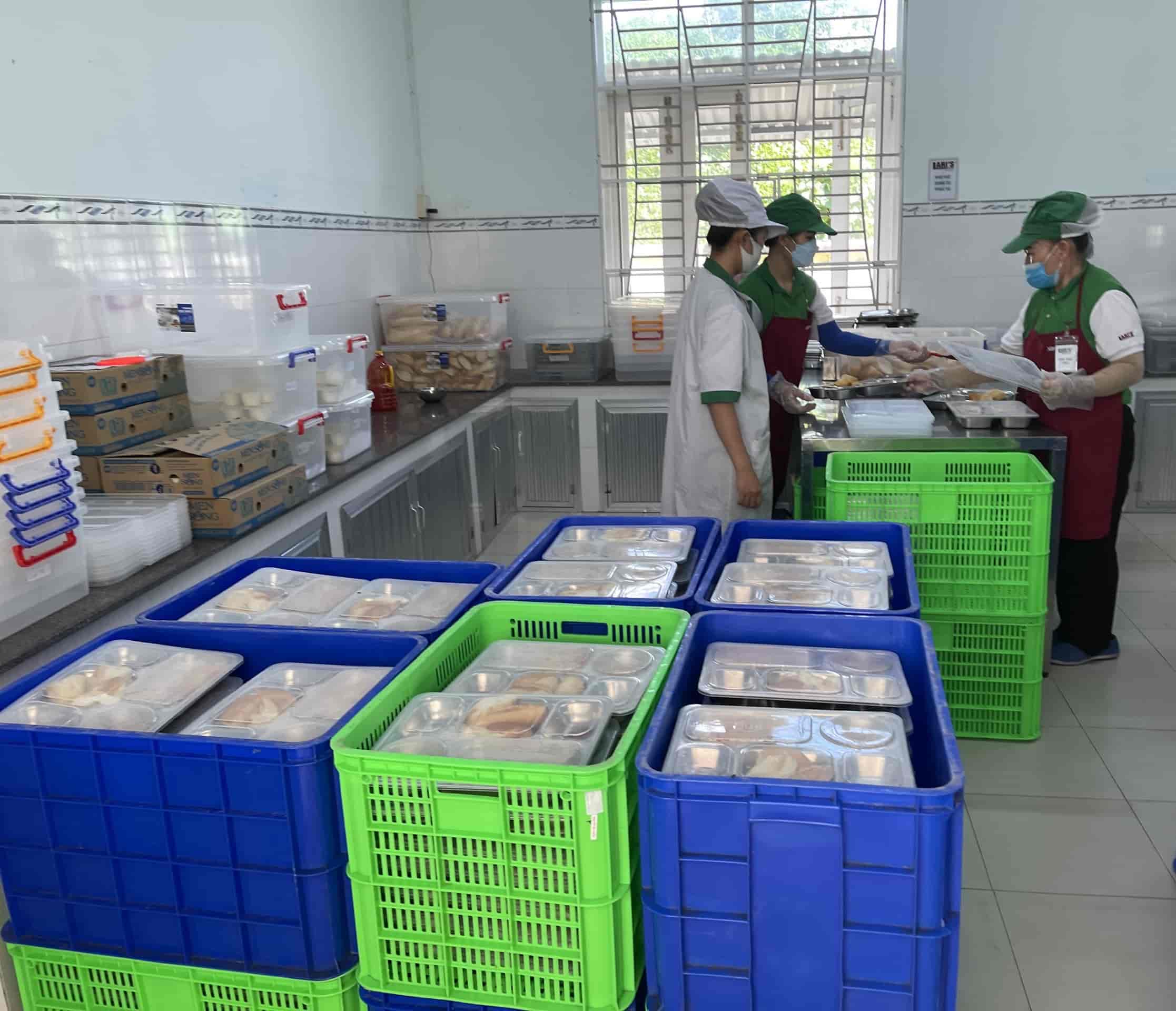 Close-up of the boarding school cooking process ensuring food safety and hygiene in Nha Trang. Photo: Huu Long