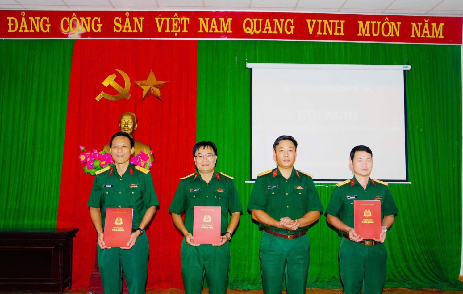  Thượng tá Lê Văn Lĩnh, Bí thư Đảng ủy Phòng Chính trị, Phó Chủ nhiệm Chính trị Bộ CHQS tỉnh Thừa Thiên Huế trao quyết định cho các sĩ quan quân đội được điều động, bổ nhiệm. Ảnh: bchqsthuathienhue.com.vn 