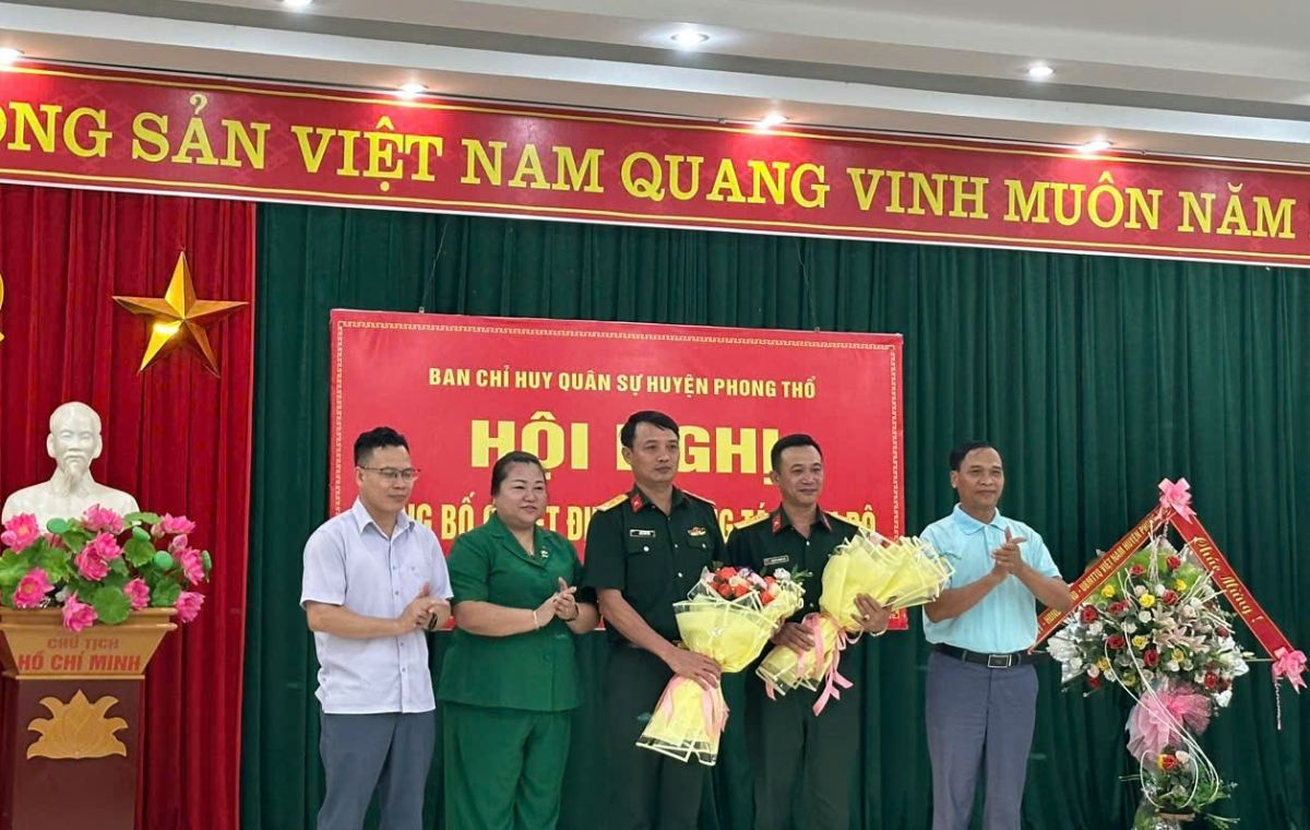 Phong Tho district leaders presented flowers to congratulate Lieutenant Colonel Dinh Tien Tan and Lieutenant Colonel Nguyen Manh Luc. Photo: phongtho.laichau.gov.vn