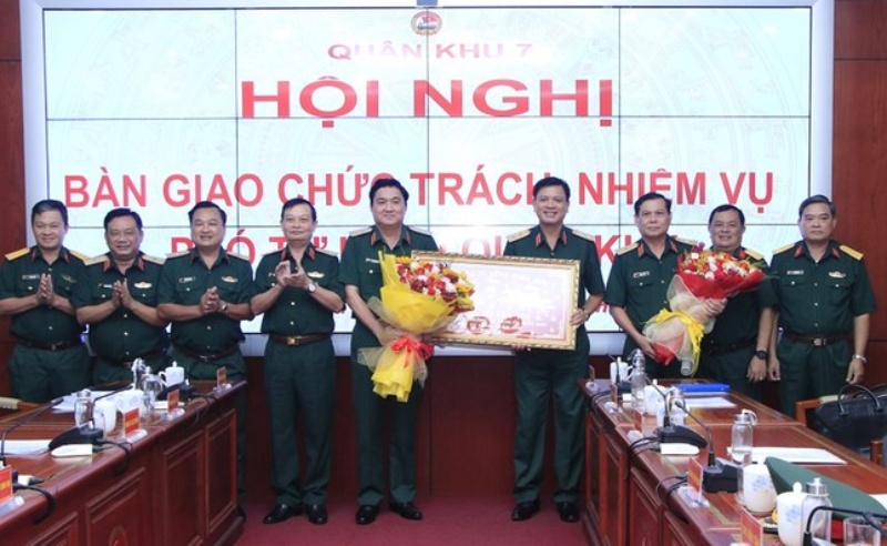 Lieutenant General Nguyen Truong Thang (4th from right), Commander of Military Region 7, presented flowers and took souvenir photos with the Deputy Commanders of the Military Region handing over and receiving the handover. Photo: The Anh  