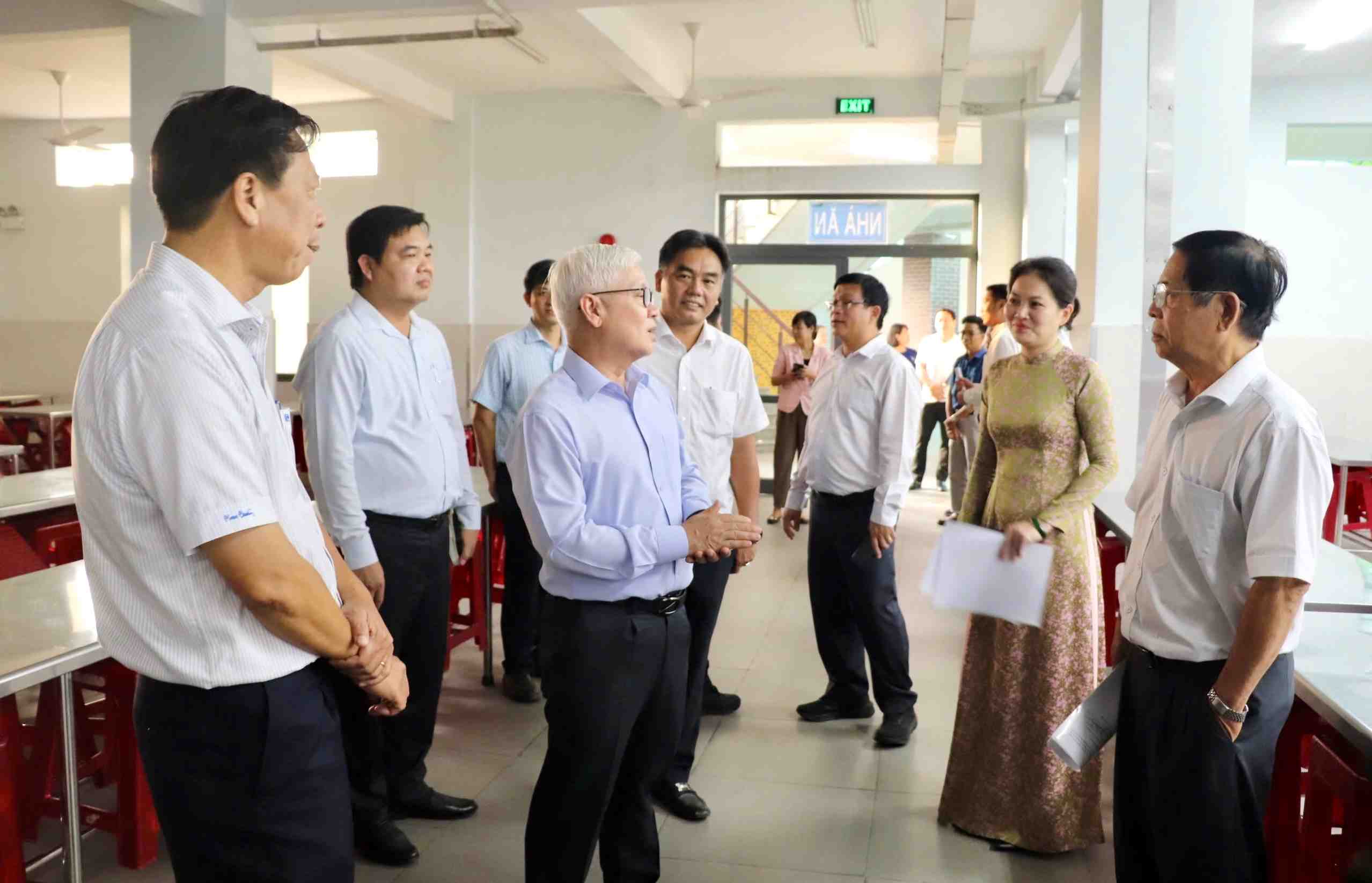 Lãnh đạo tỉnh Bình Dương đi kiểm tra cơ sở vật chất của trường học trên địa bàn tỉnh Bình Dương. Ảnh: UBND BD