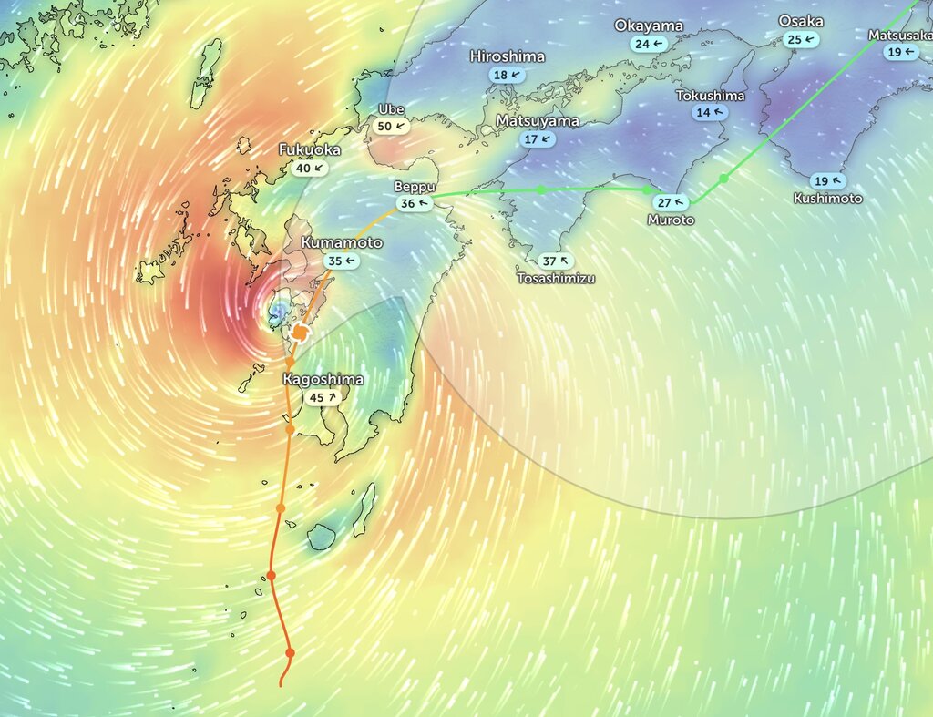 Typhoon Shanshan hits Japan, bringing winds strong enough to destroy houses. Photo: Zoom Earth