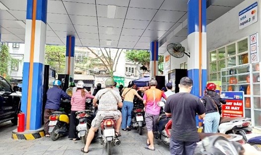 Dự báo giá xăng dầu tiếp tục giảm trong kỳ điều hành giá chiều nay. Ảnh minh họa: Hà Vy