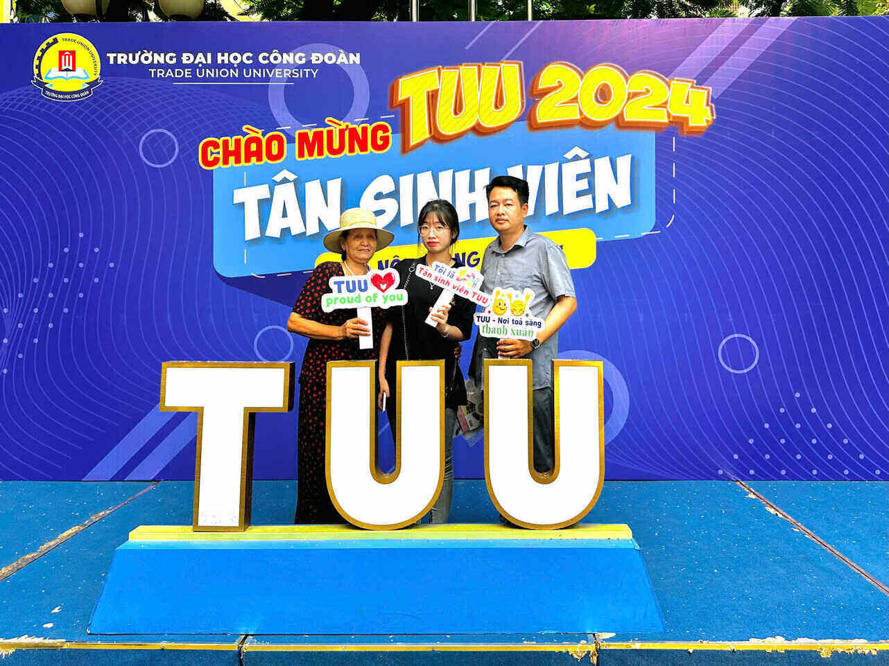 Tân sinh viên Trường Đại học Công đoàn cùng người nhà đến làm thủ tục nhập học sáng 29.8. Ảnh: Bích Ngọc