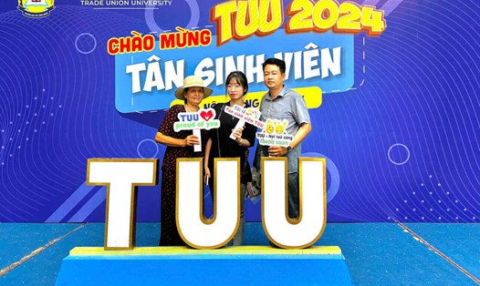 Tân sinh viên Trường Đại học Công đoàn cùng người nhà đến làm thủ tục nhập học sáng 29.8. Ảnh: Bích Ngọc