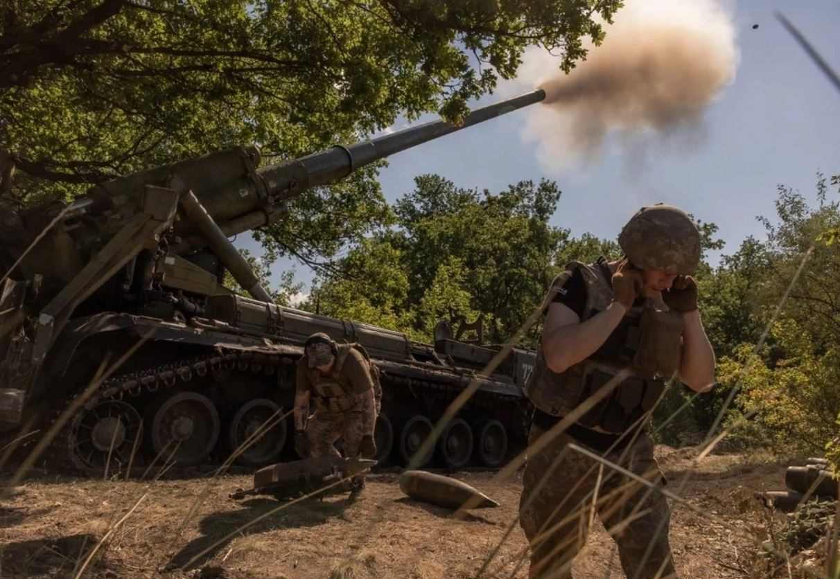 Binh sĩ Ukraina khai hỏa ở Pokrovsk. Ảnh: AFP