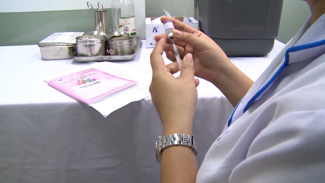 Trẻ em tiêm vaccine sởi xuyên lễ Quốc khánh 2.9. Ảnh: NGUYỄN LY 