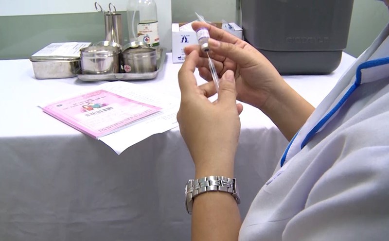 Trẻ em tiêm vaccine sởi xuyên lễ Quốc khánh 2.9. Ảnh: NGUYỄN LY