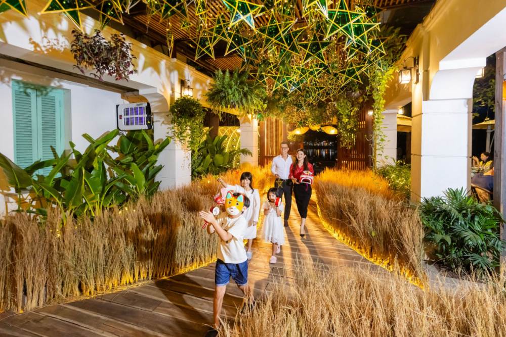 Trẻ nhỏ thích thú giữa không gian Trung thu đậm nét truyền thống văn hóa. Ảnh: BTC