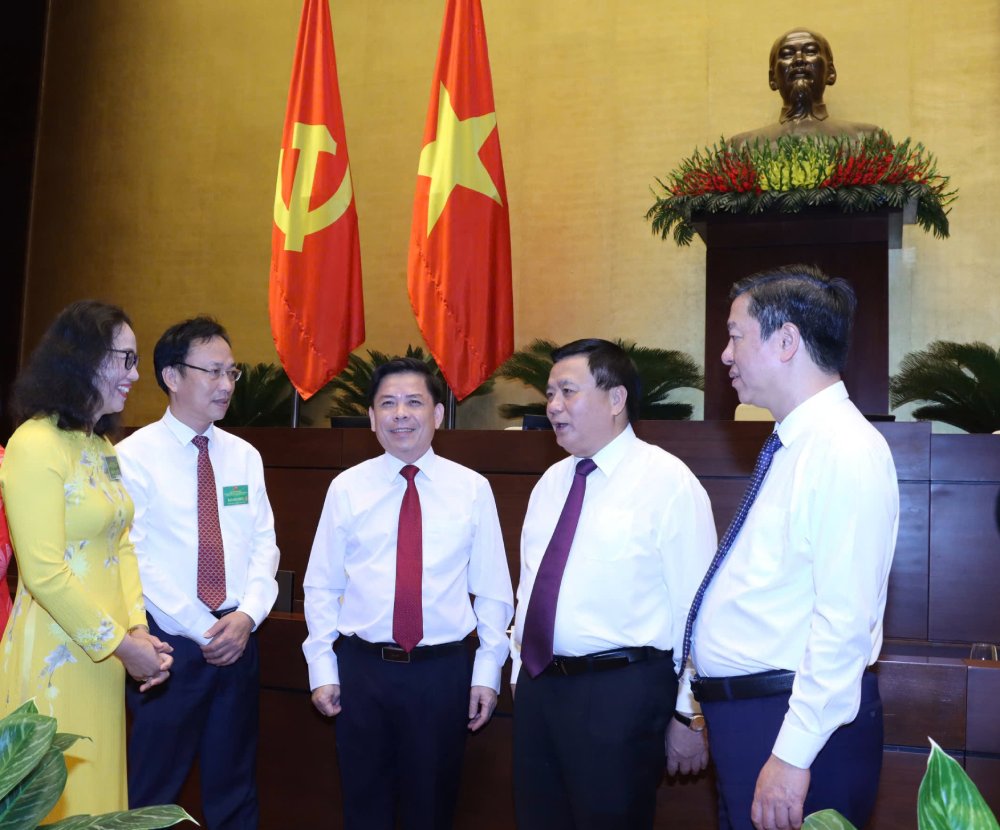 Prof. Dr. Nguyen Xuan Thang - Politburo member, Director of Ho Chi Minh National Academy of Politics, Chairman of the Central Theoretical Council - and delegates at the Workshop. Photo: T.Vuong