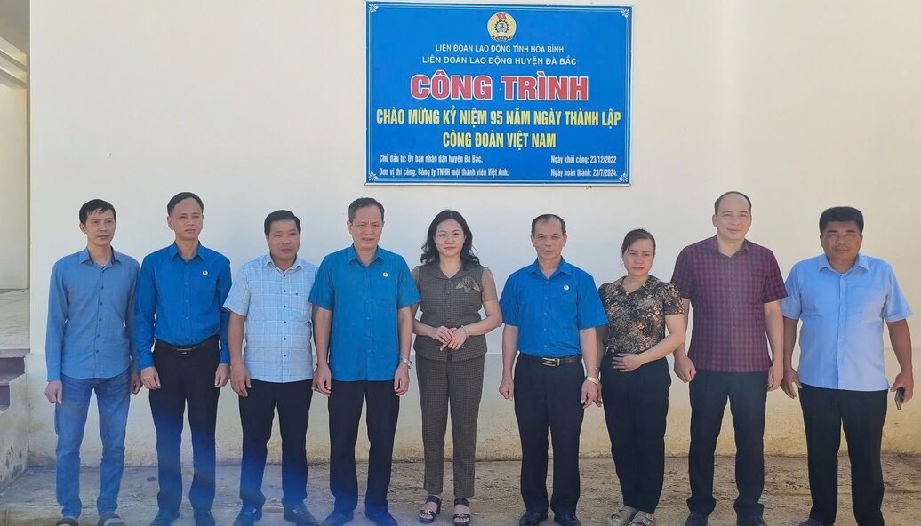 Lãnh đạo LĐLĐ tỉnh Hòa Bình, LĐLĐ huyện Đà Bắc gắn biển Công trình chào mừng kỷ niệm 95 năm Ngày Thành lập Công đoàn Việt Nam. Ảnh: Minh Nguyễn