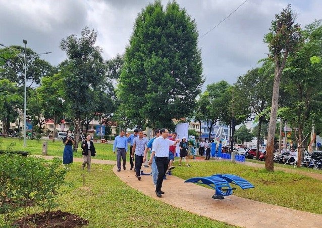 Leaders of Buon Ma Thuot City People's Committee inspect the installation of equipment in the city park. Photo: Bao Trung