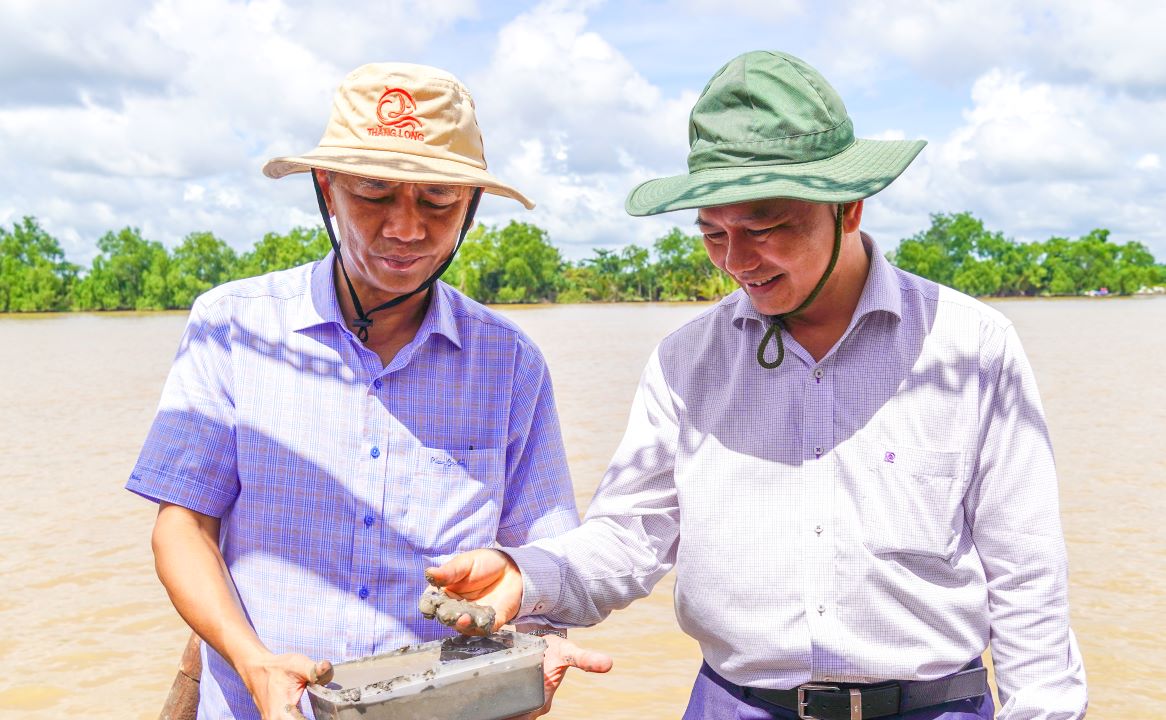 Ông Lâm Văn Mẫn (trái) - Bí thư Tỉnh ủy Sóc Trăng và ông Trần Văn Lâu (phải) - Chủ tịch UBND tỉnh Sóc Trăng kiểm tra cát được khai thác tại mỏ MS03. Ảnh: Phương Anh