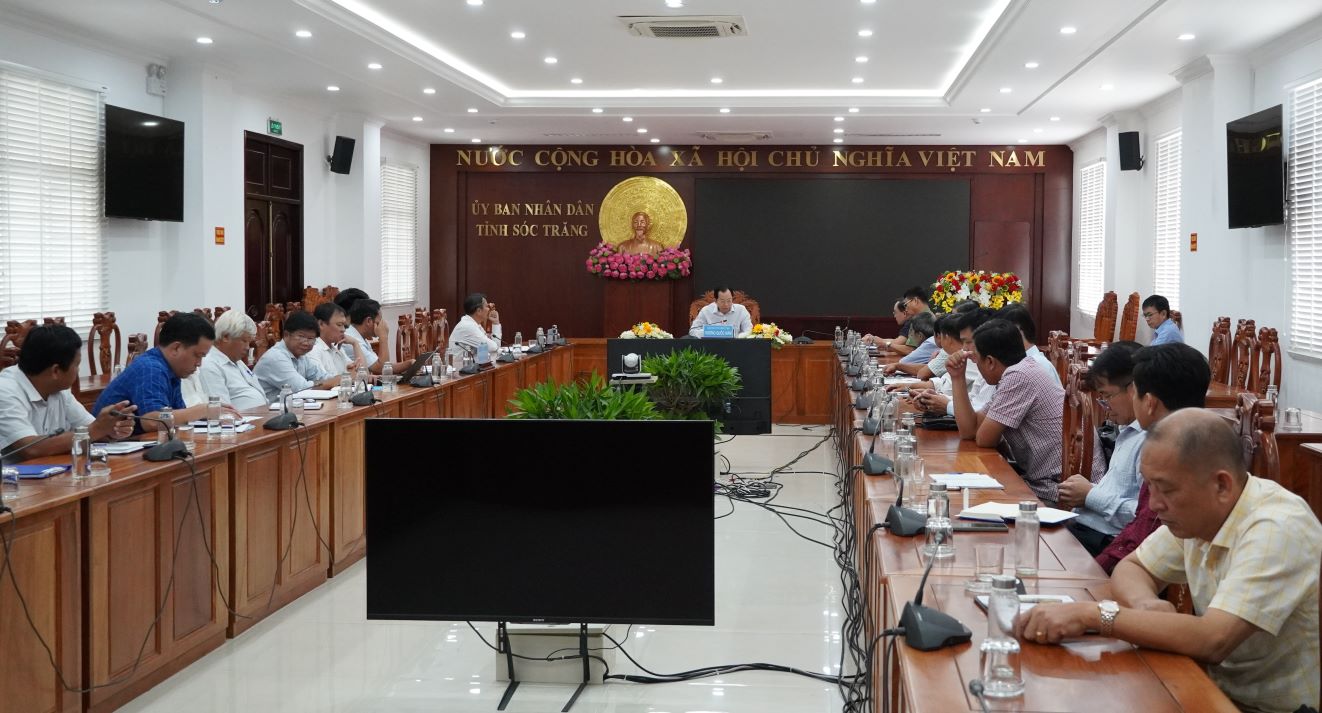 Mr. Vuong Quoc Nam - Vice Chairman of Soc Trang Provincial People's Committee worked with two interdisciplinary teams of river sand and sea sand on sand exploitation supervision. Photo: Phuong Anh