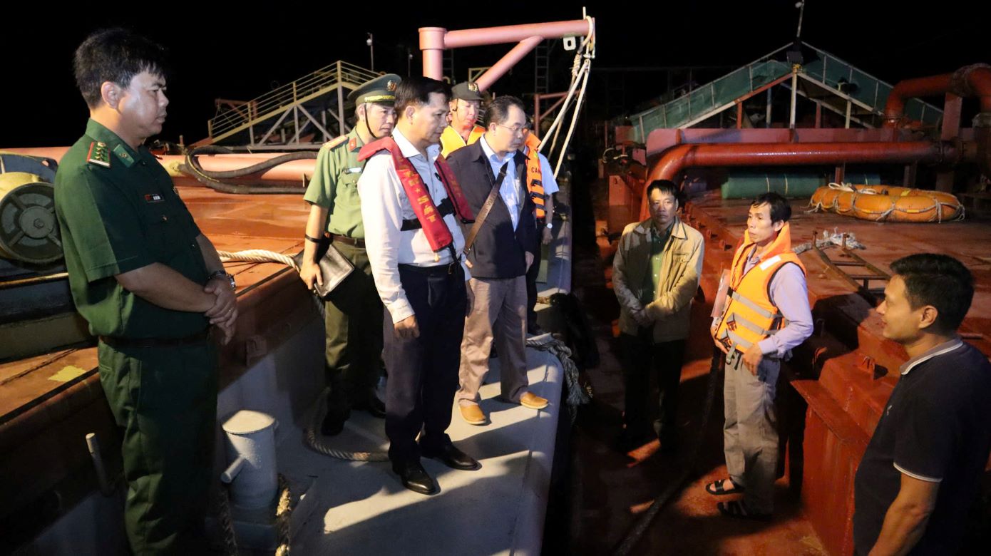 Mr. Tran Van Lau (2nd from left) - Chairman of Soc Trang Provincial People's Committee inspected the sand mining situation in the area overnight. Photo: Phuong Anh