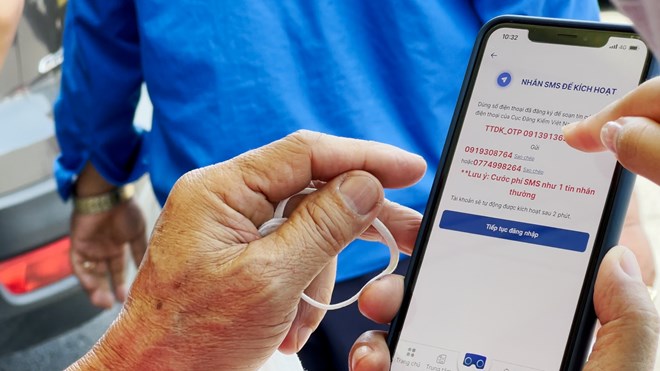 Chủ xe cần tìm đúng app đăng kiểm. Ảnh: Lâm Anh