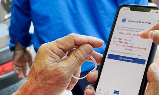 Chủ xe cần tìm đúng app đăng kiểm. Ảnh: Lâm Anh
