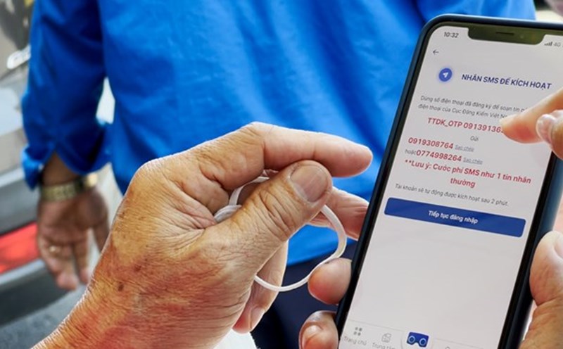 Chủ xe cần tìm đúng app đăng kiểm. Ảnh: Lâm Anh