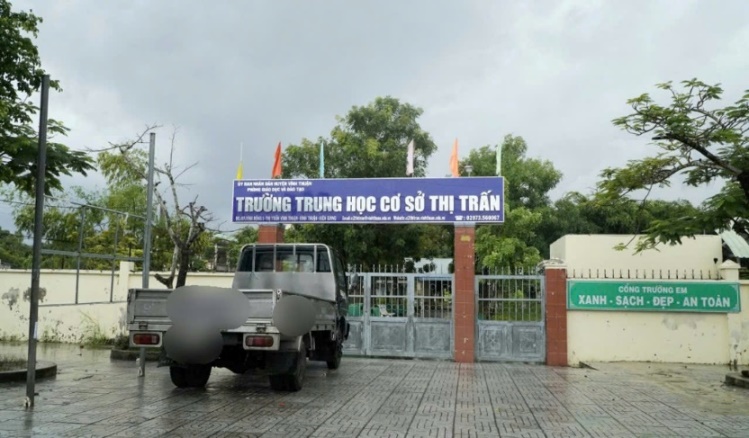 Việc chuyển Trường Trung học cơ sở Thị Trấn, thuộc khu phố Vĩnh Đông 1 qua Trường Tiểu học và Trung học cơ sở thị trấn Vĩnh Thuận (cũ) thuộc khu phố Vĩnh Phước 2, thị trấn Vĩnh Thuận đã gây xôn xao dư luận. Ảnh: Nguyên Anh