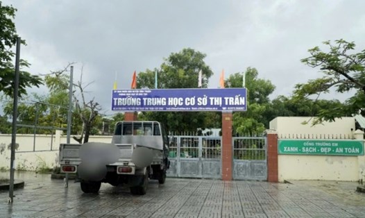 Việc chuyển Trường Trung học cơ sở Thị Trấn, thuộc khu phố Vĩnh Đông 1 qua Trường Tiểu học và Trung học cơ sở thị trấn Vĩnh Thuận (cũ) thuộc khu phố Vĩnh Phước 2, thị trấn Vĩnh Thuận đã gây xôn xao dư luận. Ảnh: Nguyên Anh