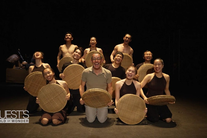 Richard Quest “infiltrates” a bamboo circus practice with Vietnamese artists. Photo: CNN