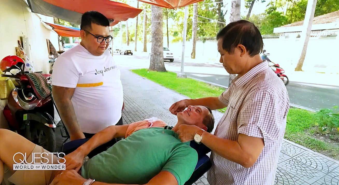 Journalist and editor Richard Quest gets a haircut and shave on the sidewalk in Ho Chi Minh City. Photo: CNN