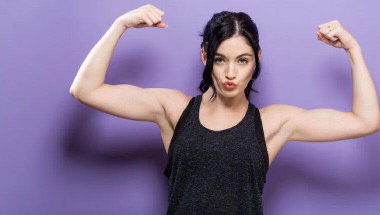 4 bài tập giúp giảm lượng da cánh dơi chảy xệ dưới cánh tay. Ảnh: Theo Healthshots.