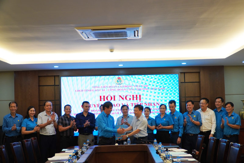 Lãnh đạo LĐLĐ tỉnh Lào Cai và Lãnh đạo Công đoàn Công Thương Việt Nam ký kết biên bản bàn giao. Ảnh: Đinh Đại