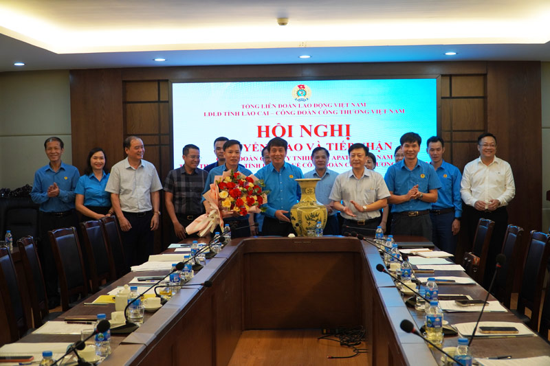 Units presented flowers and congratulated after the handover ceremony. Photo: Dinh Dai