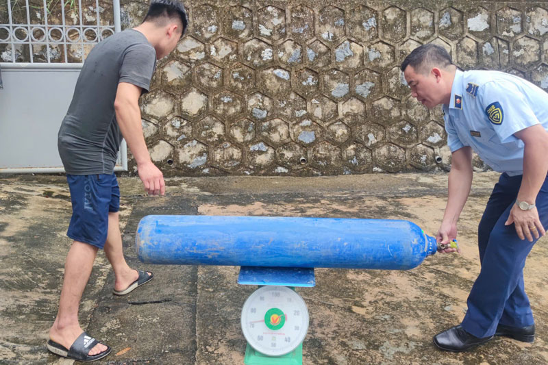 Số khí cười bị thu giữ có trọng lượng gần 800kg. Ảnh: Đơn vị cung cấp