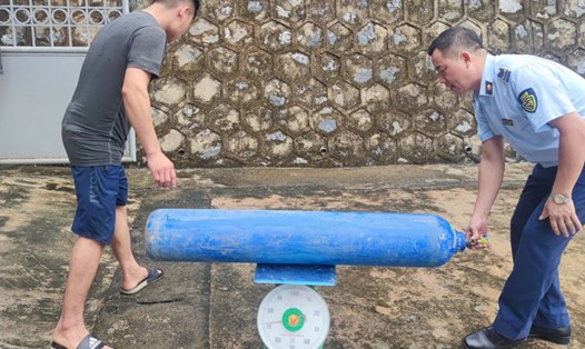 Số khí cười bị thu giữ có trọng lượng gần 800kg. Ảnh: Đơn vị cung cấp