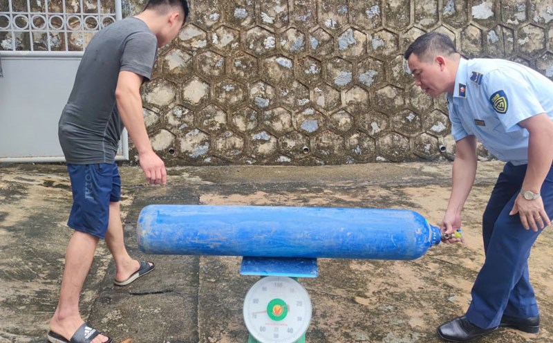 Số khí cười bị thu giữ có trọng lượng gần 800kg. Ảnh: Đơn vị cung cấp