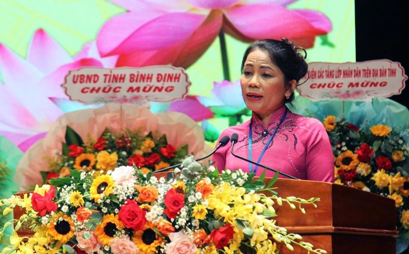 Ms. Nguyen Thi Phong Vu - Chairwoman of the Vietnam Fatherland Front Committee of Binh Dinh province spoke at the congress. Photo: Thanh Thanh