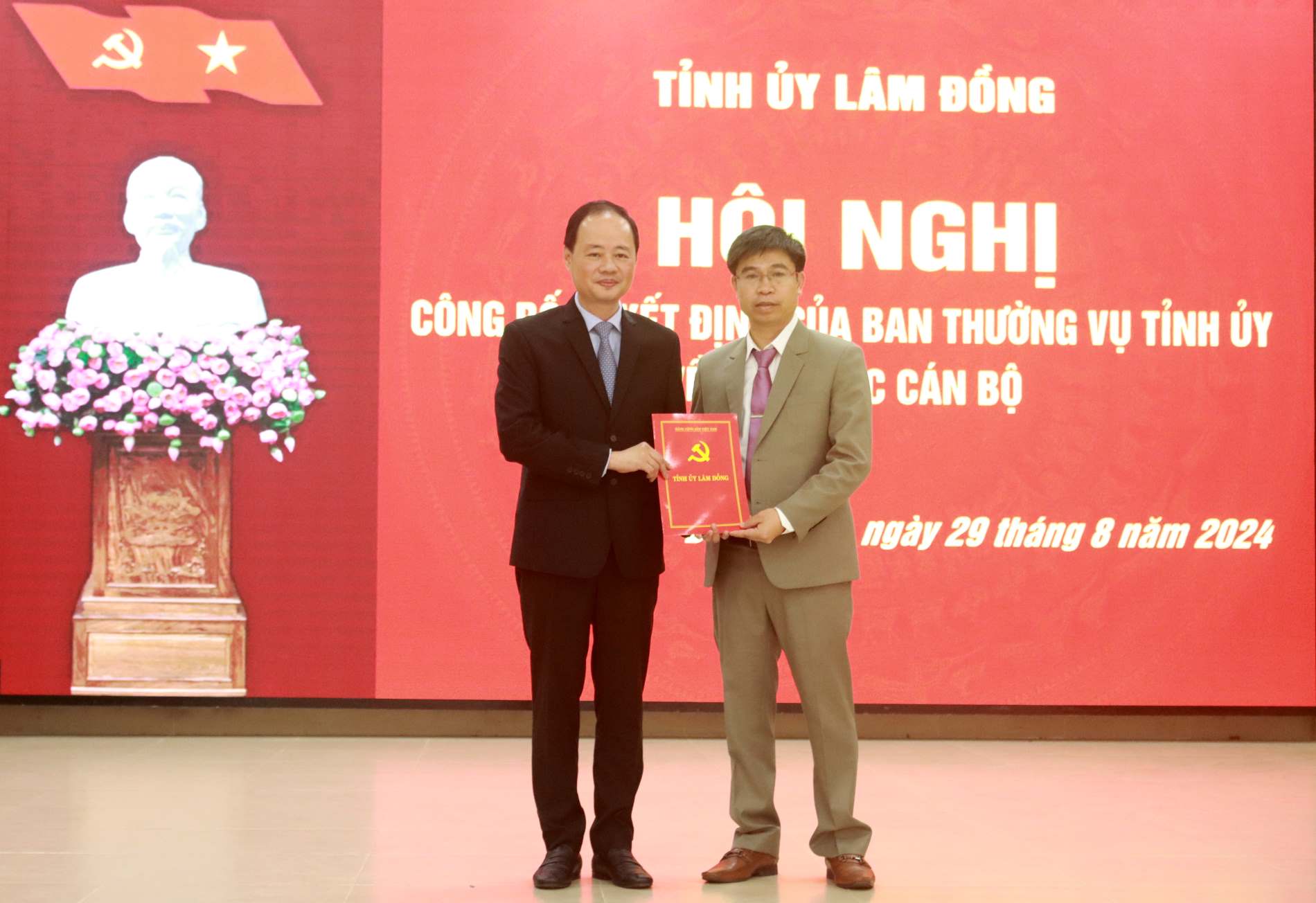 Chủ tịch UBND tỉnh Lâm Đồng trao Quyết định điều động, chỉ định ông Nguyễn Văn Châu - Phó Giám đốc Sở Nông nghiệp và Phát triển nông thôn giữ chức Bí thư Huyện ủy Đam Rông. Ảnh: Nguyễn Quân