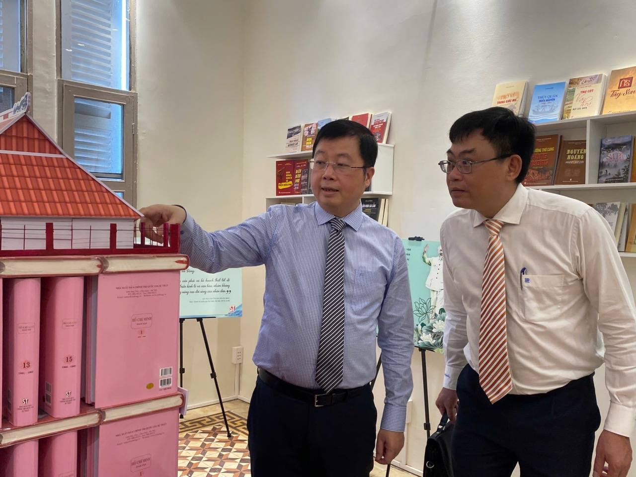 Ông Nguyễn Thanh Lâm - Thứ trưởng Bộ Thông tin và Truyền thông (bên trái) tham quan triển lãm. Ảnh: Di Py