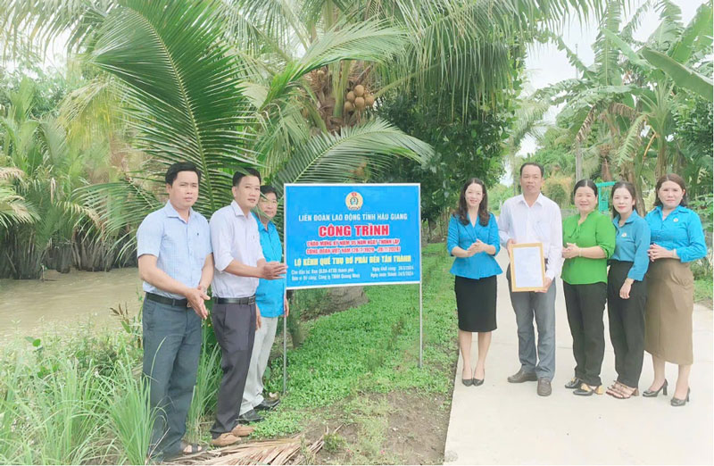 LĐLĐ TP Ngã Bảy vừa tổ chức gắn biển công trình kỷ niệm 95 năm Công đoàn Việt Nam. Ảnh: LĐLĐ TP Ngã Bảy
