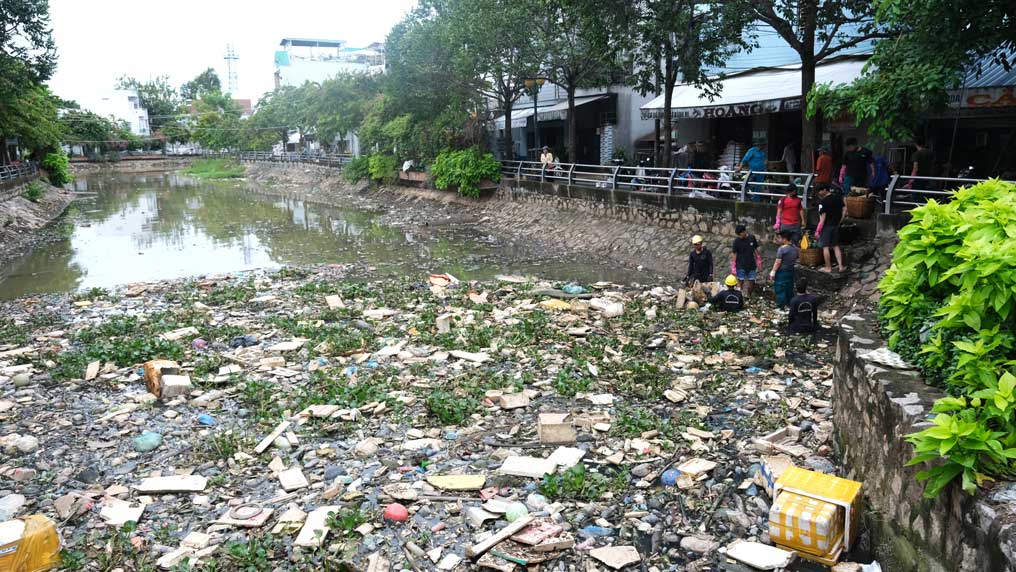 Rạch Tham Tướng được đội phản ứng nhanh ra quân dọn dẹp. Ảnh: Phong Linh