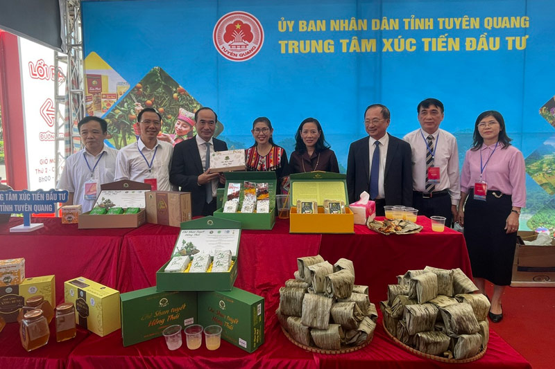 The Thai Ambassador visited some booths displaying typical Vietnamese products. Photo: Dinh Dai