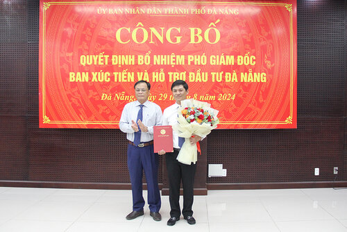 Tân Phó Giám đốc IPA Đà Nẵng Lê Vĩnh An nhận quyết định bổ nhiệm. Ảnh: Cổng thông tin điện tử TP Đà Nẵng